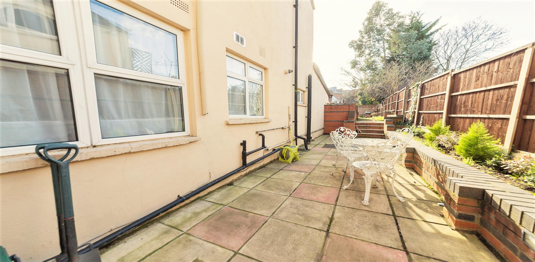 			PRIVATE GARDEN, 1 Bedroom, 1 bath, 1 reception Flat			 Grosvenor Gardens, WILLESDEN GREEN